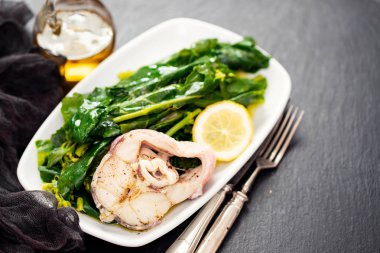 limon ve beyaz tabak sebze balık haşlanmış