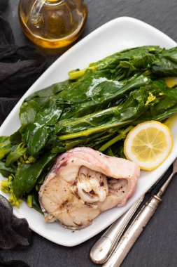 limon ve beyaz tabak sebze balık haşlanmış