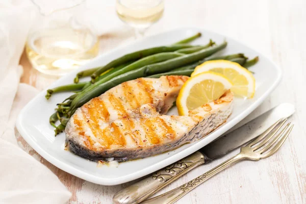 yeşil fasulye ve beyaz çanak limon ile ızgara levrek