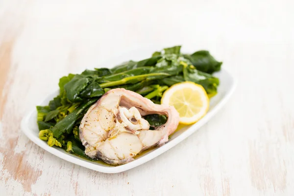 Gekochter Fisch Mit Zitrone Und Gemüse Auf Weißem Teller — Stockfoto