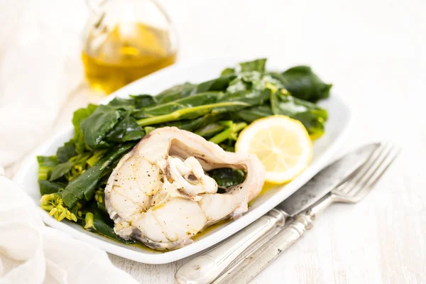 limon ve beyaz tabak sebze balık haşlanmış