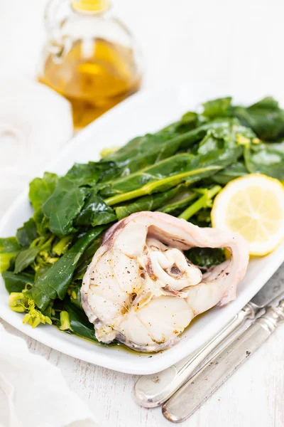 limon ve beyaz tabak sebze balık haşlanmış