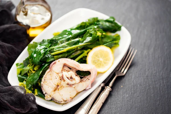 limon ve beyaz tabak sebze balık haşlanmış