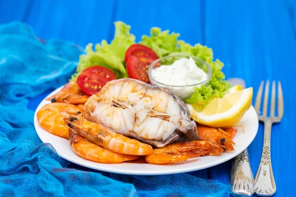 Gekookte Vis Met Garnalen Salade Witte Schotel Blauw Backgro — Stockfoto