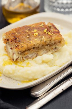 garnitür ile kızarmış balık yemek patates püresi