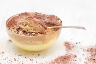 tatlı kase çikolata mousse ile