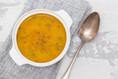 Beyaz kase sebze çorbası