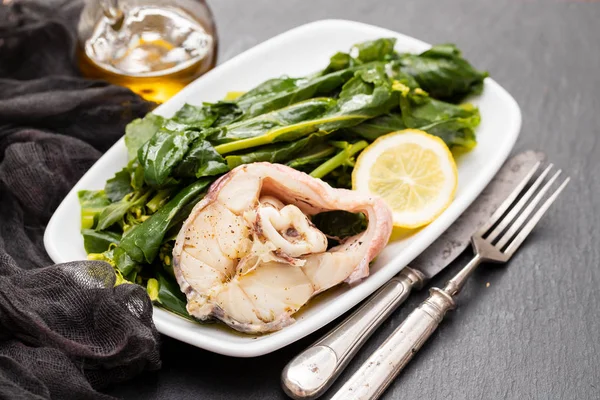 Pescado Cocido Con Limón Verduras Plato Blanco — Foto de Stock