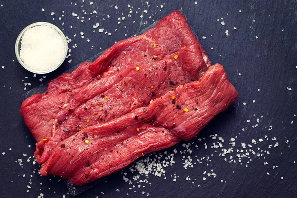 Rauw Vlees Met Zout Zwarte Keramische Bord — Stockfoto