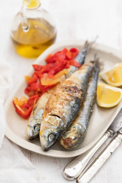 Sardine Alla Griglia Con Peperoncino Limone Sul Piatto — Foto Stock