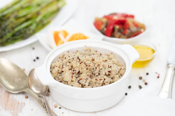 Quinoa Légumes Bouillis Sur Table Blanche — Photo