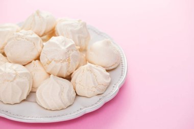 merengues çanak üzerinde pembe bir arka plan üzerinde