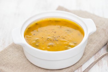 Beyaz kase sebze çorbası