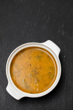 siyah arka plan üzerine beyaz kase sebze çorbası