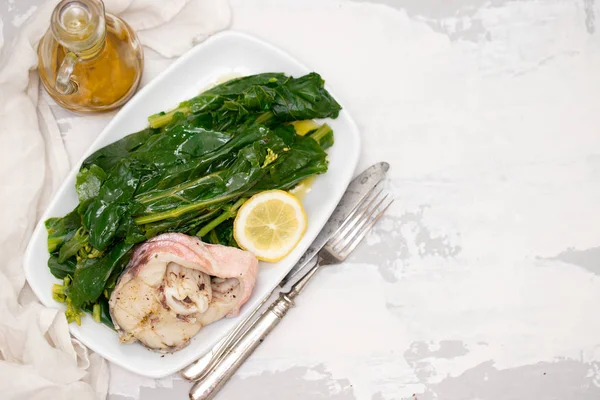 Gekochter Fisch Mit Zitrone Und Gemüse Auf Weißem Teller — Stockfoto