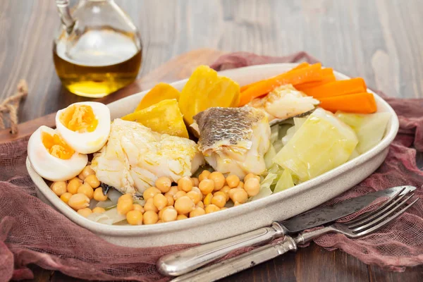 Peixe Bacalhau Fervido Com Verduras Fervidas Prato — Fotografia de Stock