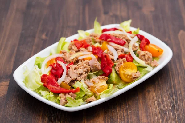 Thunfischsalat Auf Weißem Teller — Stockfoto