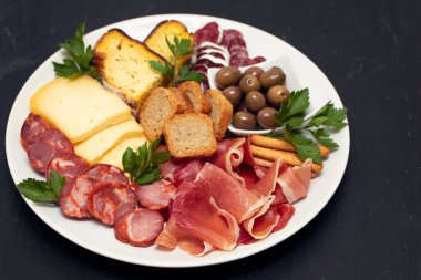 prosciutto ve tütsülenmiş sosis beyaz çanak üzerinde peynir