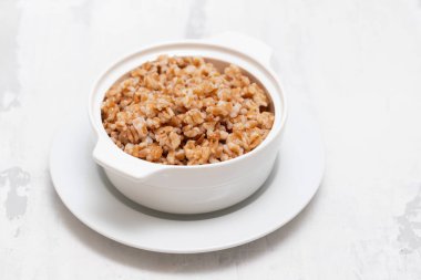 Seramik bckground üzerinde beyaz kase haşlanmış yazıldığından