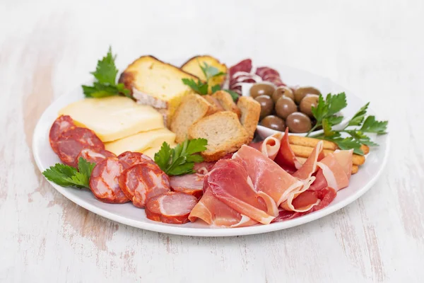 Fromage Prosciutto Saucisses Fumées Sur Plat Blanc — Photo