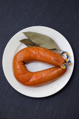 Tipik Portekiz füme sosisi beyaz tabak üzerinde farinheira.