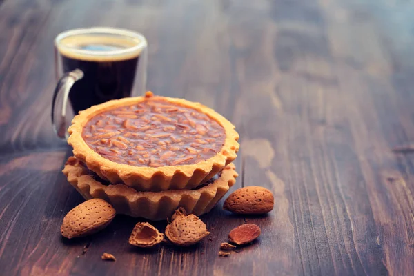 Torta Amêndoa Portuguesa Sobre Fundo Marrom Madeira — Fotografia de Stock