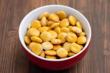 Kırmızı kase tuzlu lupins