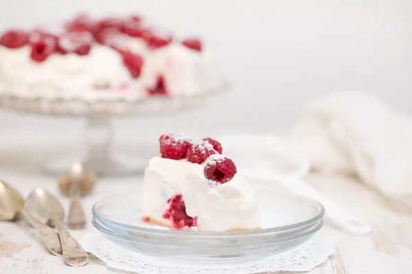 Käsekuchen Mit Beeren Auf Weißem Hintergrund — Stockfoto