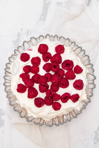 Gâteau Fromage Avec Des Baies Sur Fond Blanc — Photo