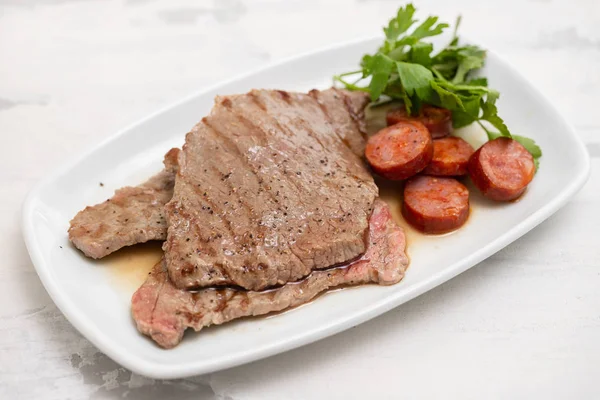 Gegrild Vlees Met Gerookte Worst Witte Schotel — Stockfoto