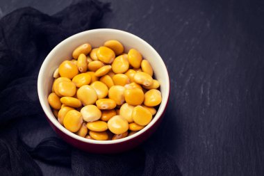 Kırmızı kase tuzlu lupins