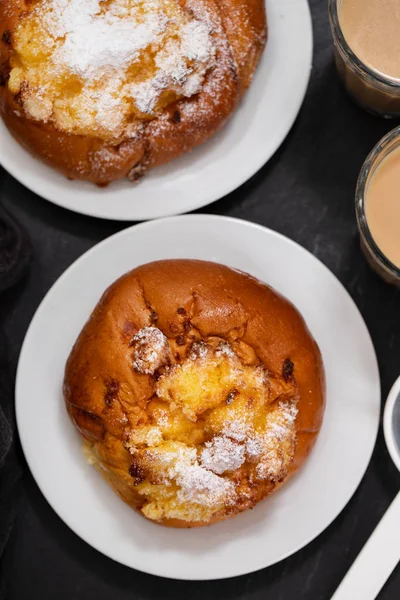 Portugiesische Süßigkeiten Mit Kokosnuss Pao Deus Und Kaffee Mit Milch — Stockfoto