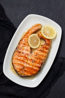 Çanak üzerinde limonlu ızgara somon