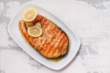 Çanak üzerinde limonlu ızgara somon