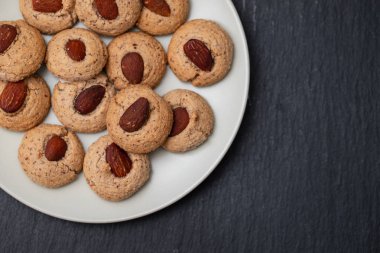 Çanak üzerinde Badem Çerezler