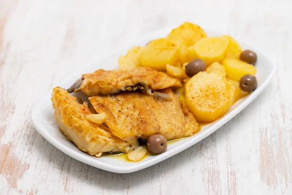 Bacalhau Com Batata Frita Prato Branco — Fotografia de Stock