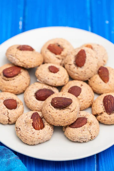 Biscuits Aux Amandes Sur Petite Assiette — Photo