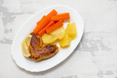 ızgara balık havyar haşlanmış patates ve havuç ile