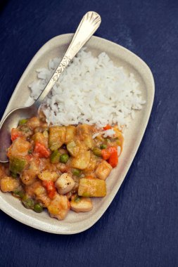 haşlanmış pirinç çanağı ile kalamar yahnisi