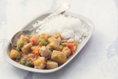 haşlanmış pirinç çanağı ile kalamar yahnisi