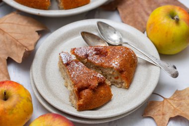 elmalı turta yemek üzerinde