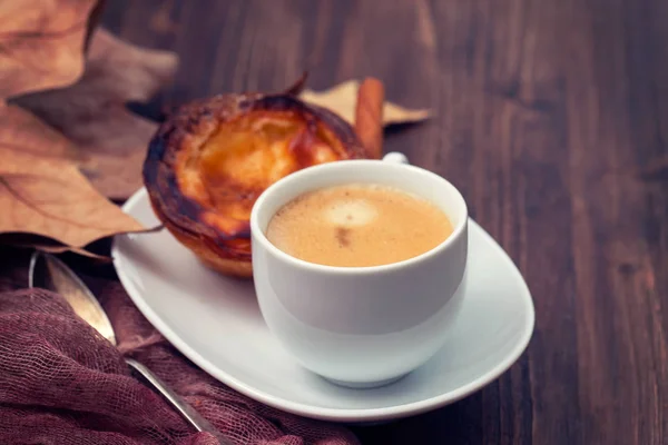 Una Tazza Caffè Con Tipica Crostata All Uovo Portoghese — Foto Stock