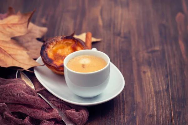 一杯咖啡与典型的葡萄牙鸡蛋馅饼 — 图库照片