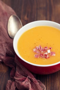 Füme et kase sebze çorbası