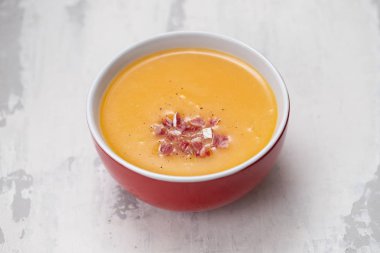 Füme et kase sebze çorbası