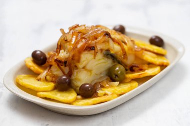 pişmiş morina balığı patates, soğan ve zeytin ile