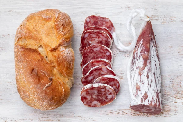 Fuet Traditionelle Spanische Trockenwurst Mit Brot — Stockfoto
