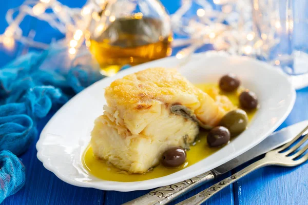 Bacalhau Frito Com Azeitonas Azeite Prato Branco — Fotografia de Stock