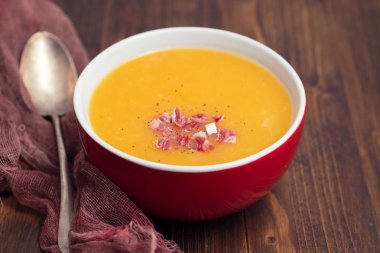 Füme et kase sebze çorbası