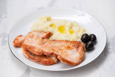 patates püresi ve zeytin beyaz çanak üzerinde kızarmış hindi